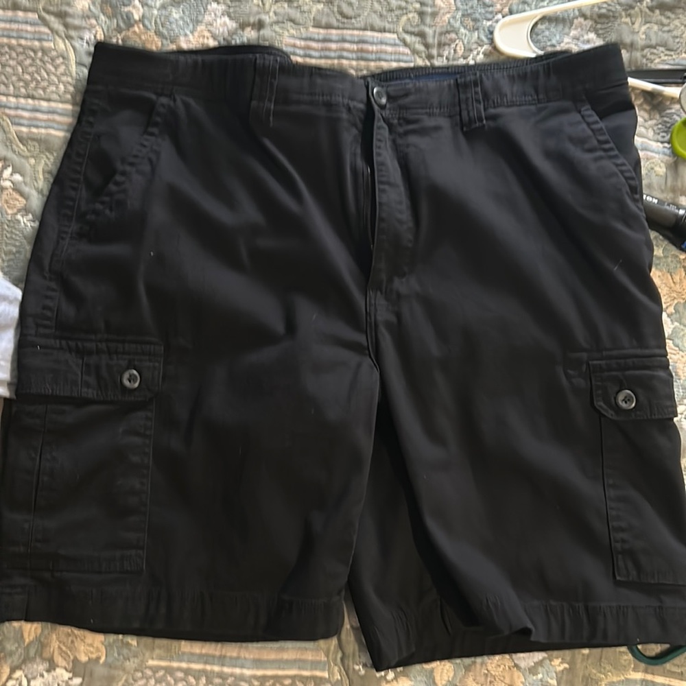 Mens cargo shorts. Black shorts n color size 44.